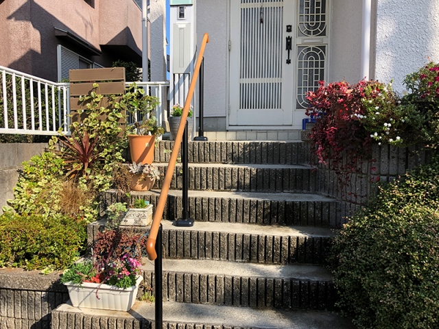 階段には手すりを、お庭には丈夫なデッキを、住まいの安心整備！